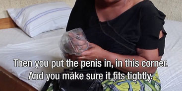 Danielle, prostituta di Goma, mostra come usare una busta di plastica come un profilattico