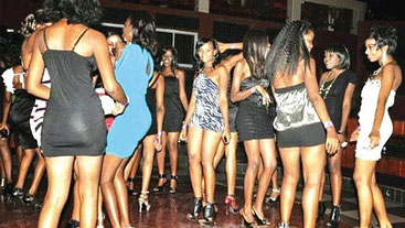 Ragazze in un night club di Nairobi