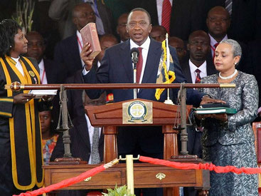Uhuru Kenyatta presta giuramento come quarto presidente del Kenya