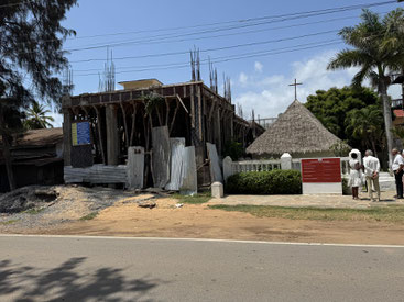 La piccola cappella di Vasco de Gama che sta per essere sommersa da una palazzina di cemento