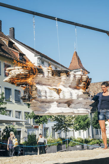 Für die Kulturtage Schaffhausen 2023 fertigte Iela Scherrer ein Objekt für das Stadttheater an, welches als Kunst am Bau an der Fassade befestigt wurde. mit der Technik des Falten und hämmern / Foldforming von Kupfer erstellte sie dieses Kunstobjekt.