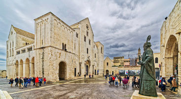 Die 1089 von Papst Urbans II. eingeweihte Basilika San Nicola in Bari mit der Statue des hl. Nikolaus. Foto: Holger Uwe Schmitt, Wikipedia, CC BY-SA 4.0.