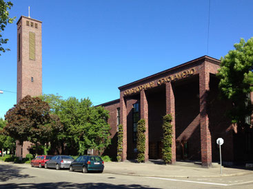 Die roten Klinker der Oekolampad Kirche Basel am Allschwilerplatz dienten zur Inspiration fürs Volkshaus Biel. Foto: D. streun, Wikipedia, CC BY-SA 3.0