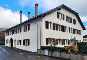 Das Pfarrhaus der Familie Tièche in Bévilard. Aufnahme von 2023.