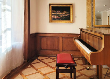 Musikzimmer mit Ölbild Fest auf dem Fluss an der Ponto cho machi in Koto, NMB, Depositum Bundesrat für Kultur, Gottfried Keller-Stiftung, Bern.