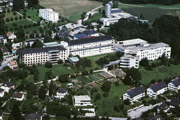 Das Bezirksspital Biel in den 70er Jahren. Foto: Bildarchiv ETH-Bibliothek Zürich, Stiftung Luftbild Schweiz. Fotograf: Swissair Photo AG, CC BY-SA 4.0