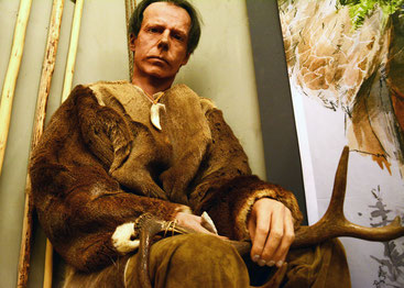 Sitzender Pfahlbauer als Photomodell. 150 Jahre Museum Schwab, 2024.