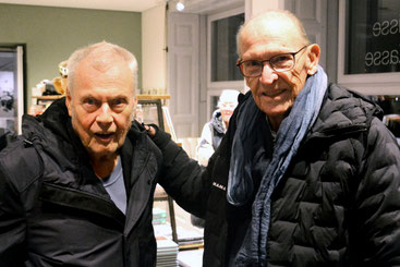 Kunstförderer Marc Gassmann (links) gratuliert dem Künstler Heinz Peter Kohler zum 90. Geburtstag. NMB, 2025.