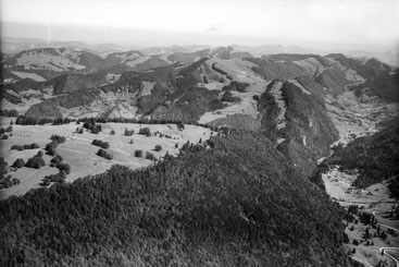 Mont Raimeux mit Jurakette. F: Werner Friedli, Bildarchiv der ETH Bibliothek Zürich, LBS H1 13545, CC BY-SA 4.0 