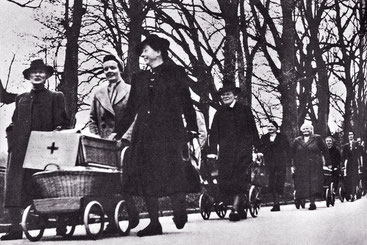 Die Frauen von Ittigen sammeln für kriegsgeschädigte Kinder. Foto: Die Berner Woche, 1. 5. 1942, S. 448.