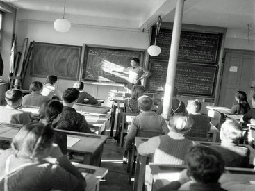 Hans Zulliger gibt Unterricht in Ittigen. Foto: Burgerbibliothek Bern, Sig. N Eugen Thierstein 343 17, CC BY 4.0