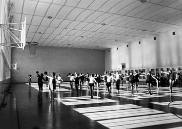 Sporthalle der Eidgenössischen Turn- und Sportschule Magglingen. Foto: Bildarchiv ETH-Bibliothek Zürich, Public Domain