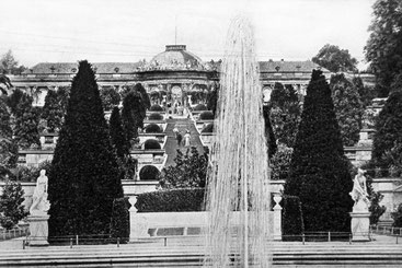 Schloss Sanssouci mit Park. Potsdam. Bildarchiv der ETH-Bibliothek Zürich, 46732-RE, Public Domain