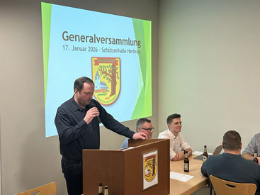 Oberst Elmar Koch begrüßt die Schützen im Anbau der Schützenhalle