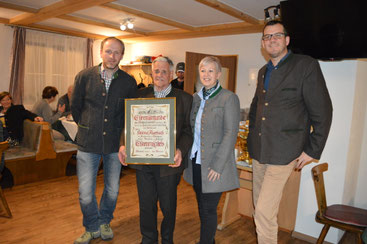 v. l. Obmann Michael Zopf, Ehrenmitglied Helmut Auerbach, Bgmin. Nicole Eder Obmann-Stv. Albert Steinegger