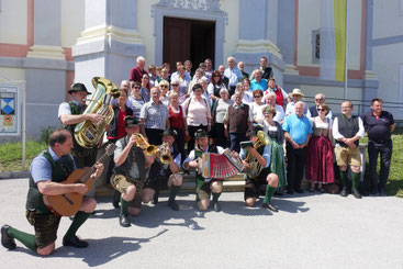 Die Teilnehmer am Ausflug samt Musik am Mariahilfberg