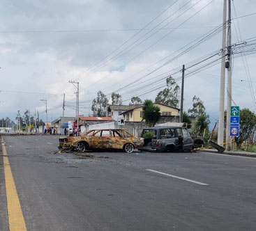 Bloqueos de carretera: vehículos quemados