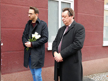 Joschka Langenbrinck (SPD), Bertil Wewer (Bündnis 90/die Grünen) bei der Stolpersteinverlegung.