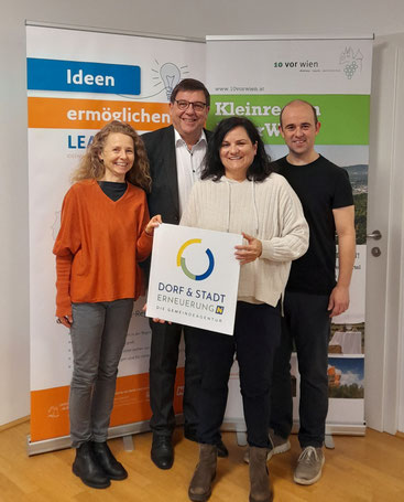 Bildbeschreibung: (v.l.n.r.) Regionalberaterin Doris Haidvogl von der NÖ Dorf-Stadterneuerung, Michael Oberschil Bürgermeister von Hagenbrunn, Karin Schneider Kleinregionsmanagerin 10vorWien, Christian Haider,
