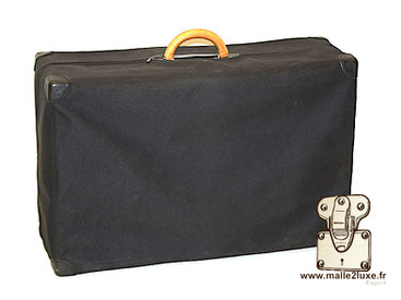 Dust cover protection for Louis Vuitton suitcase. In black canvas, zip closure. Also available for the handle is the "handle cover".