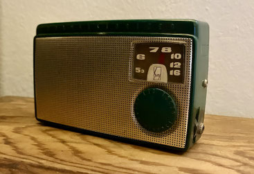 父の遺品 1955年、国産初のトランジスターラジオとなった東京通信工業(現ソニー)のTR-55