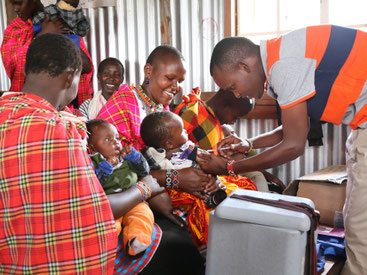 The last mile - vaccination in Ntepes. Photo: Dr. Simon Mischel.