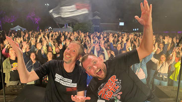 Ein weiterer Meilenstein nach Bierkönig und Wacken: Mit dem Open Air der Stadtwerke Buxtehude gaben die beiden Musiker von Reis Against The Spülmachine, Hanke Blendermann (rechts) und Philipp Kasburg, ihr bisher größtes Solo-Konzert. Foto: Weselmann