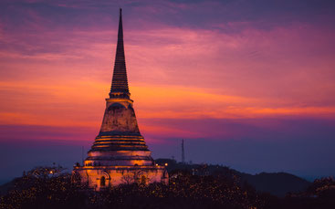 Buddhistischer Tempel, Pagode, Stupa im Abendlicht