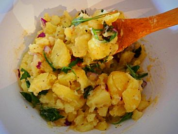 Warmer Kartoffelsalat mit Löwenzahn und Giersch