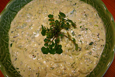 Schafskäsedipp mit Giersch, Schaumkraut und Thymian