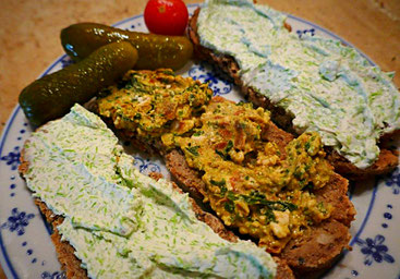 Selbstgebackenes Brot mit Schafskäsecreme, Fichtenspitzenfrischkäse und veganer Fichtenspitzencreme