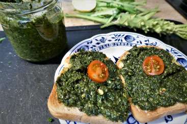 Rauchiges Grünkohlpesto auf glutenfreiem Toastbrot, vegan