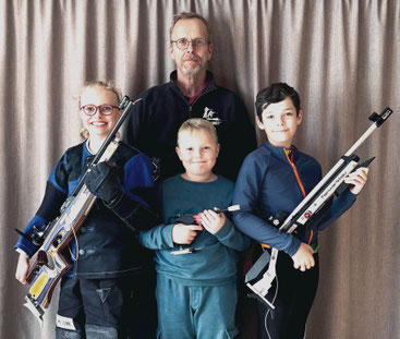 Auf dem Bild ist Schießtrainer Udo Klemann mit seinen jüngsten Nachwuchstalenten (r.n.l.) Romy, Ele und Noah (Foto M. Knust)