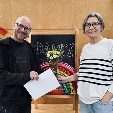 Ines-Paul Baumann von rubicon e.V. und Birgit Brockerhoff bei der "Staffelübergabe"  @Foto: Andrea Bothe