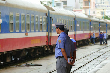 Zugfahren in Vietnam. Bahnhof Da Nang.