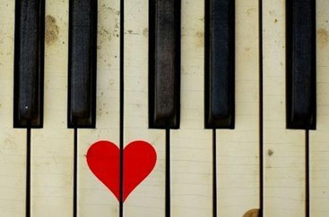 La música juga un paper important, entre molts altres temes a analitzar