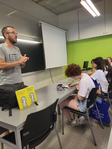 Carles Solé Torres presentant "El secret de les flames" al Jove Campus de Recerca 2022 de la Universitat de Girona