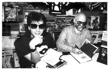 Neil Gaiman y Terry Pratchett firmando Good Omens