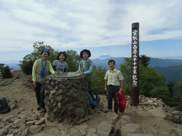 「富士山の帽子を被るリーダーと今年の山の頂に立つ」6/19下見