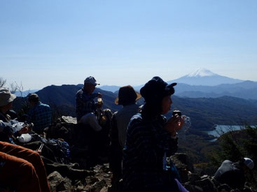 「初雪の帽子を被った富士山を眺めて食すむすびの美味さ」