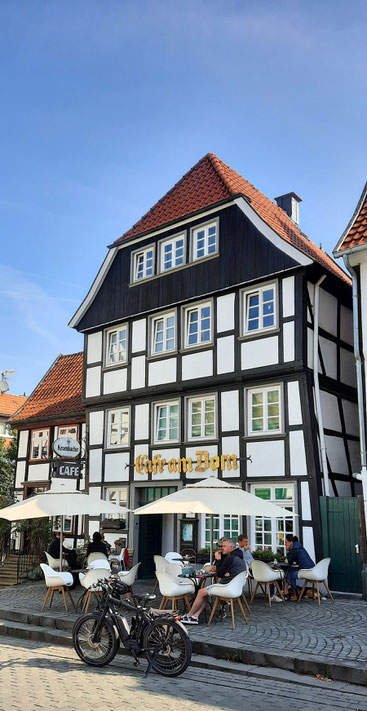 Ein wunderschöner Fachwerkbau im Herzen der Altstadt und mein Tipp für ein Frühstück: Das Cafe am Dom an einem Sommertag