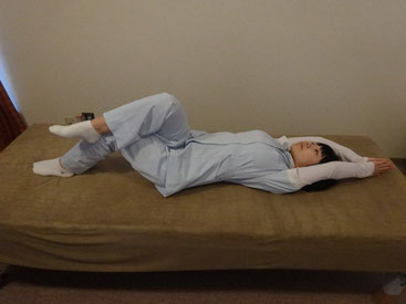 骨盤調整ストレッチ 片足上げ