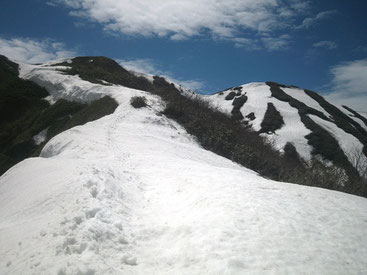 北峰手前の急斜面（下山時の写真）