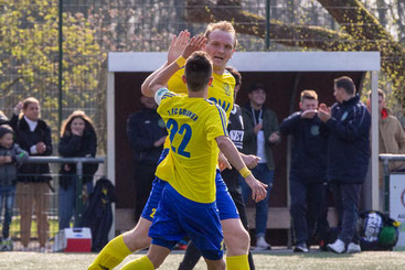 Kapitän Fabio Couspatras und Neuzugang Alexander Grass bejubeln das Tor zum 4:2 (Foto: deutzmann.net)