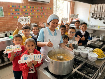 GRACIAS aus Cazucá: Die Köchin versorgt die Kinder mit Gemüsesuppe und Banane