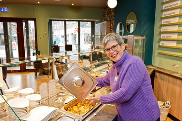 Elke Lovermann steht im Bistro. Es gibt täglich hausgemacht eine frische Suppe, ein Mittagsgericht, Snacksalate, Quiche oder Pizza.