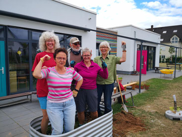 NaturbotschafterInnen-Power beim Hochbeetbau