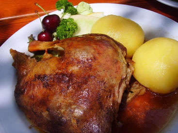 Gans mit Klößen und Sauce im Gasthof "Zum Hohen Lohr" in Battenhausen; landschaftlich schön gelegen im Naturpark Kellerwald-Edersee in der nordhessischen Grimmheimat