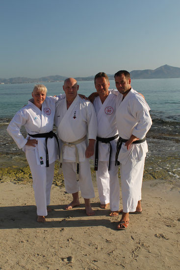 v. l: Friederike Zeifang (Shotokan Karate Stade e. V.), Volker Schwinn (Bushido Bous), Carsten Zeifang (Shotokan Karate Stade e. V.) und Frank Herholt (Shotokan Karate Dojo Bad Salzuflen) am Strand von Can Picafort (Mallorca) 2016