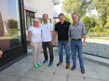 v. l.: Friederike Zeifang (Shotokan Karate Stade e. V.), Dr. Jürgen Fritzsche (DKV Lehrreferent), Rudi Heimann (Polizei Hessen), Carsten Zeifang (Shotokan Karate Stade e. V.) beim Gewaltschutzseminar in Bad Buchau 2016